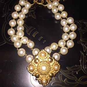 Chanel double strand Perl chocked